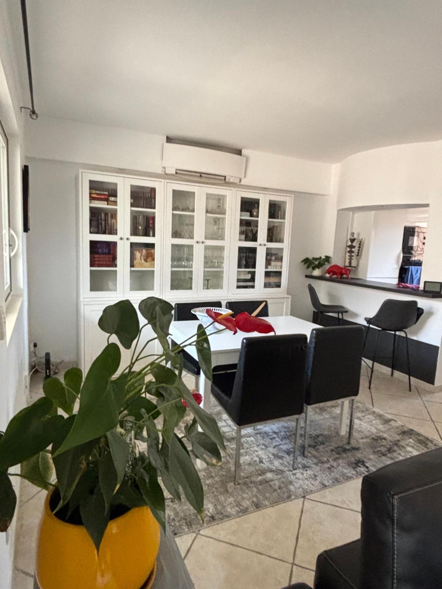 Apartment 200m De La